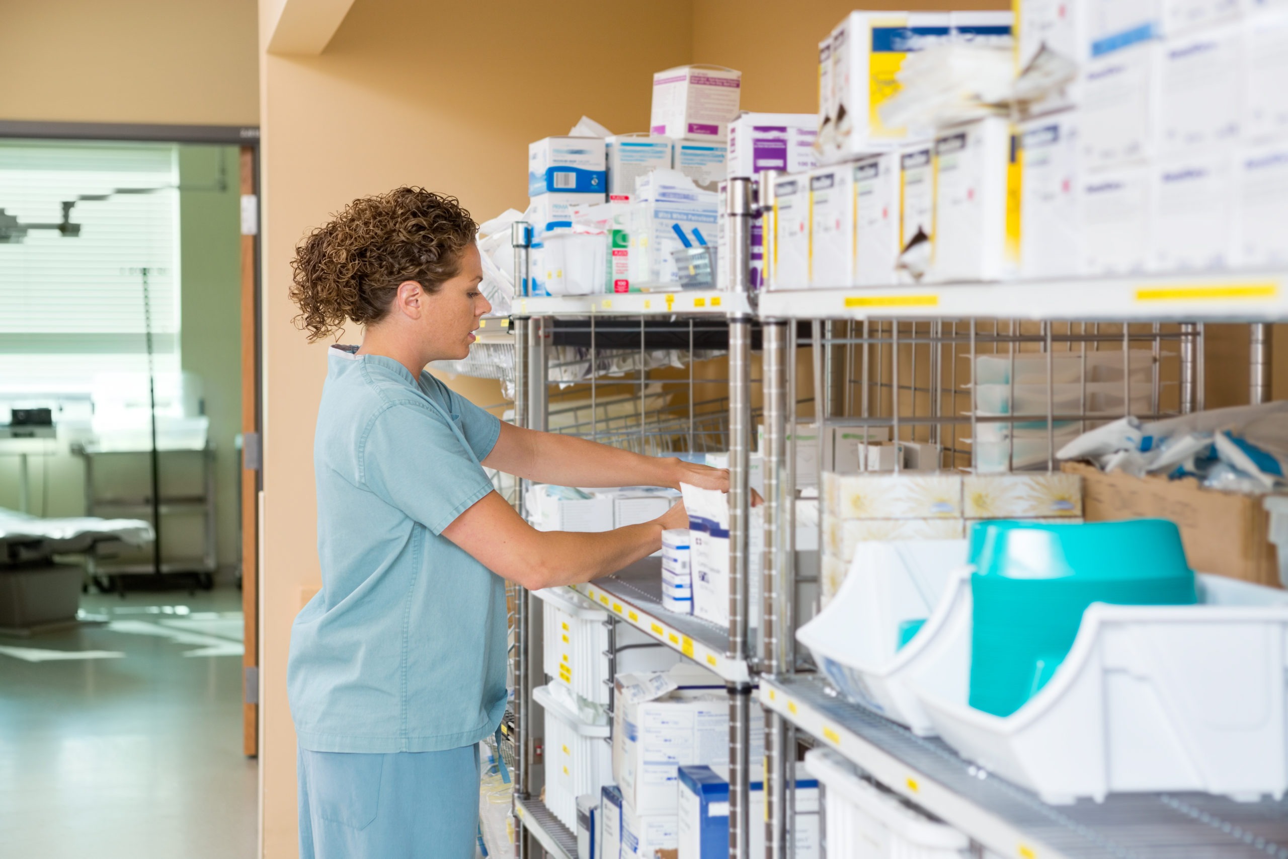 Side,View,Of,Mid,Adult,Female,Nurse,Working,In,Storage